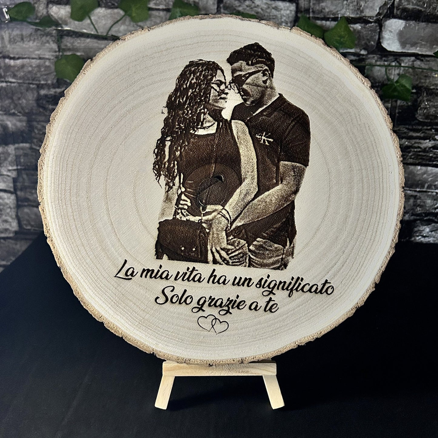 FOTO INCISA SU DISCO DI LEGNO NATURALE