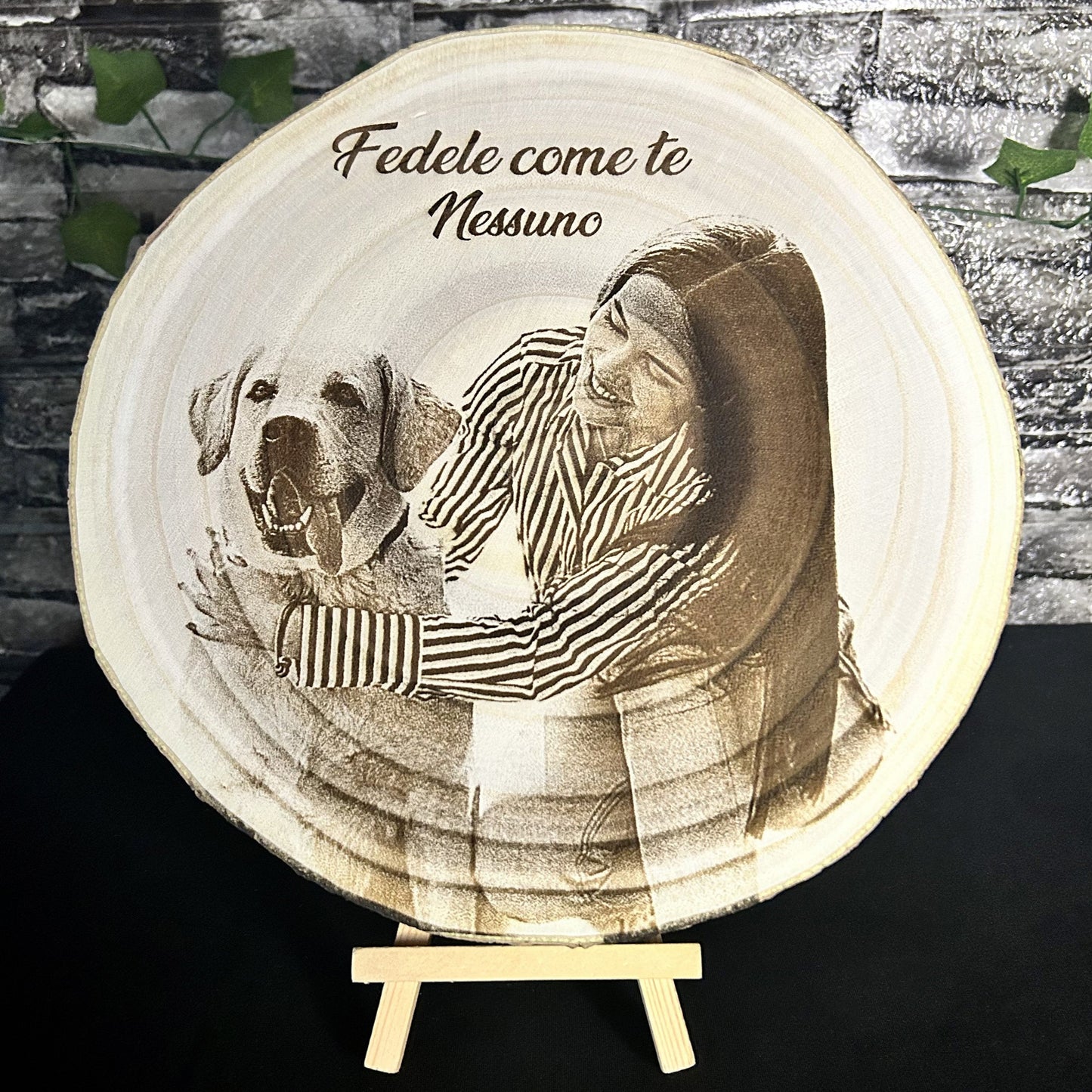 FOTO INCISA SU DISCO DI LEGNO NATURALE