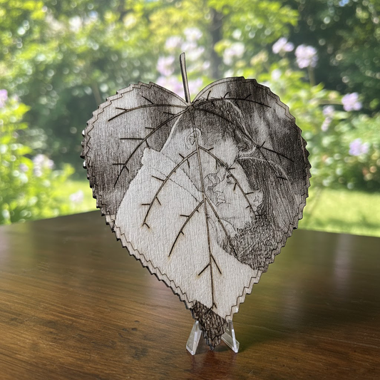 La Foglia dei Ricordi™ – Ritratto personalizzato Inciso su Legno a Forma di Foglia